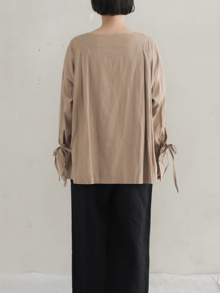 the last flower of the afternoon / つたふ砂pullover blouse　サンドベージュ