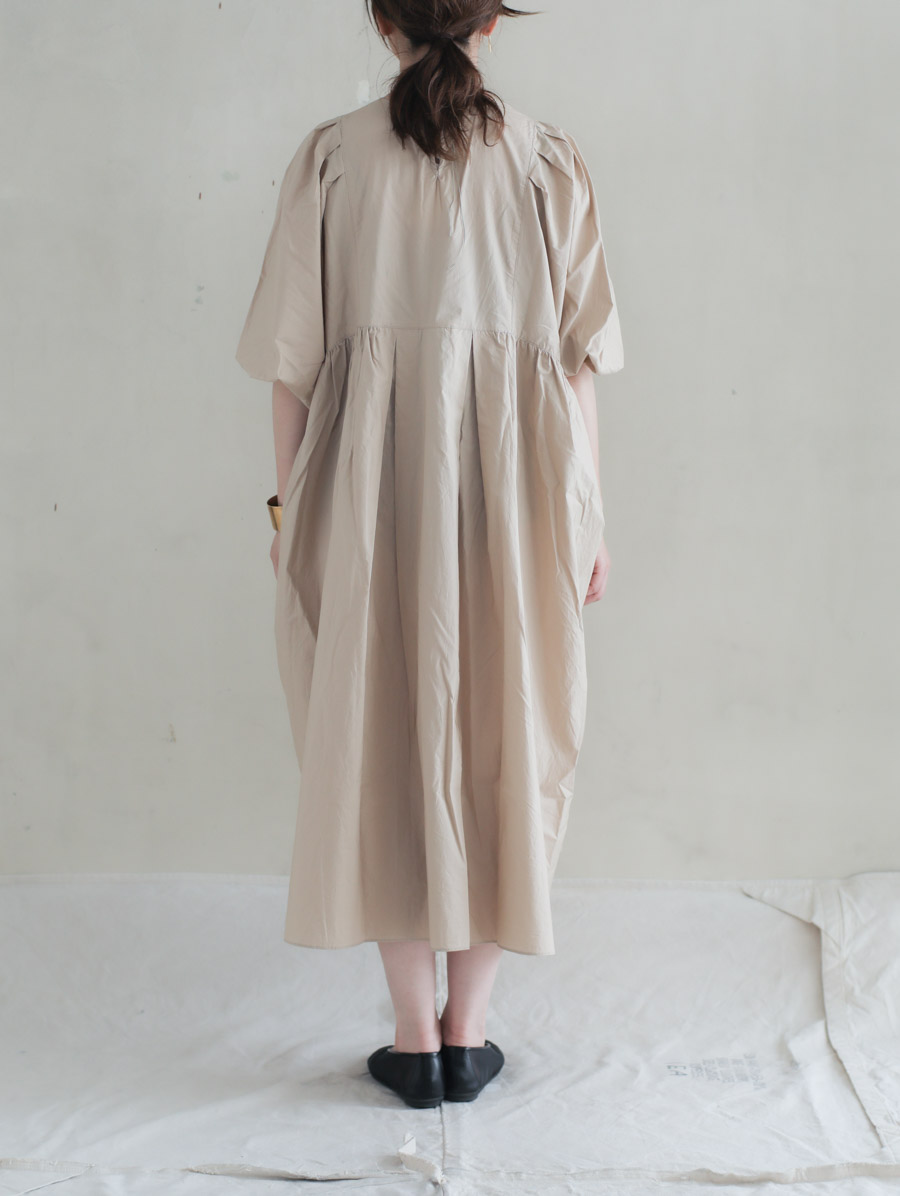 Universal Tissu ユニバーサルティシュ シルキータイプライターvネックギャザーワンピース ベージュ