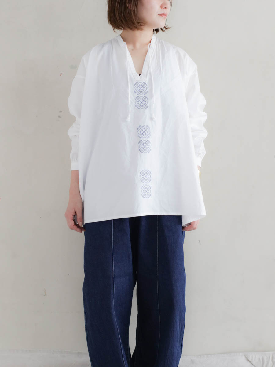 outil ウティ chemisier orieux(white × indigo embroidery)スキッパーブラウス メイン画像