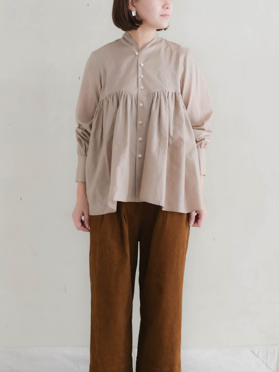 the last flower of the afternoon ラストフラワー オブ ジ アフターヌーン 静寂の欠片ファンネルネックシャツ（ベージュ）