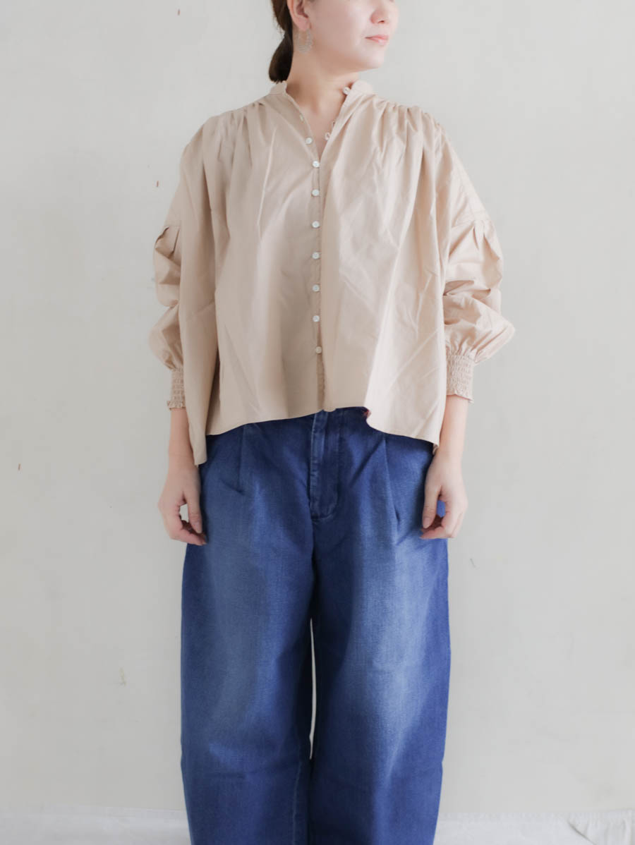 UNIVERSAL TISSU ユニヴァーサルティシュ ナチュラルタイプライターシャーリングブラウス（ベージュ） メイン画像