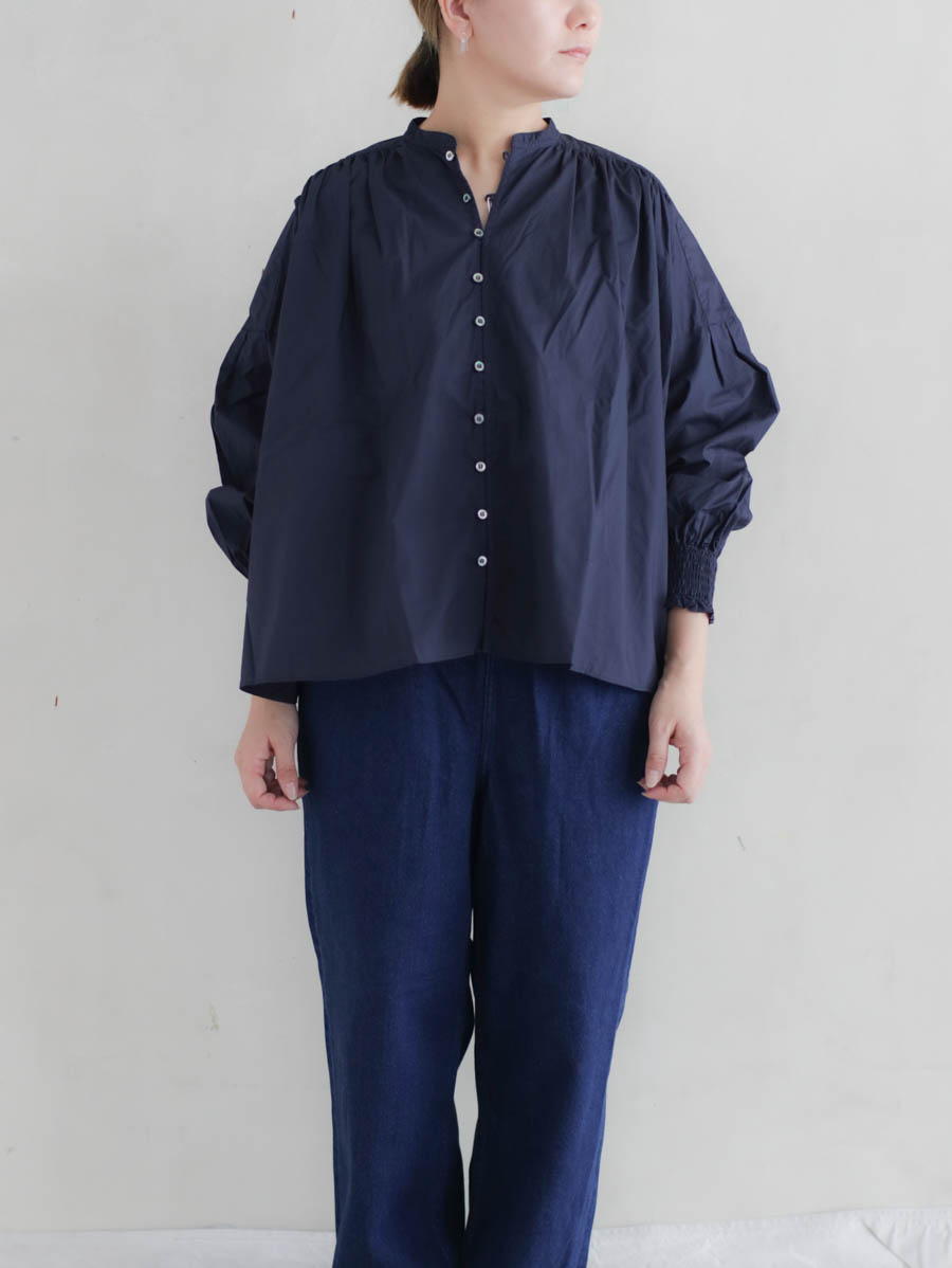 UNIVERSAL TISSU ユニヴァーサルティシュ ナチュラルタイプライターシャーリングブラウス（ネイビー） メイン画像