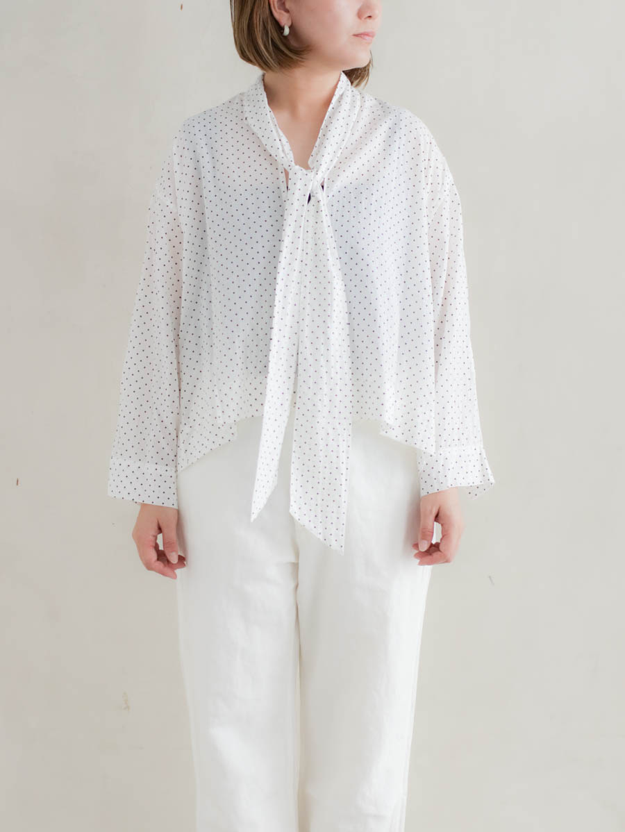 Veritecoeur ヴェリテクール ドットタイカラーブラウス（ホワイト）VC-2748 メイン画像